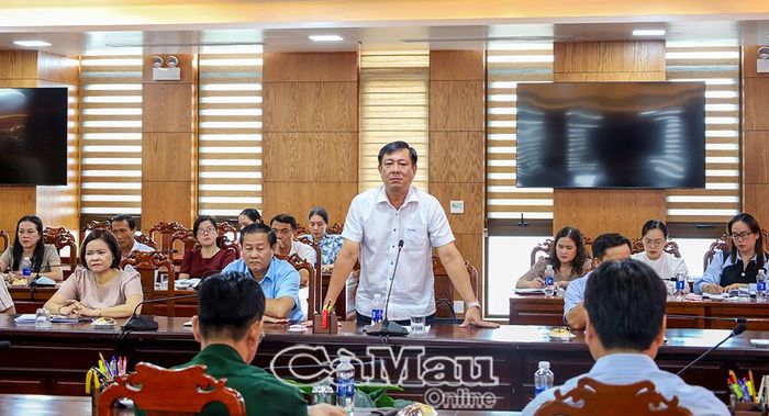 Tiến sĩ Phạm Thanh Tâm, Phó Hiệu trưởng Trường Chính trị tỉnh, phát biểu thảo luận tại cuộc họp.