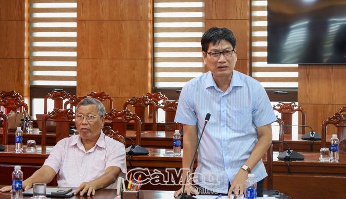 Phó Giám đốc Sở Giáo dục và Đào tạo Đặng Trí Thủ trao đổi, góp ý về chuyên đề được phân công phụ trách.