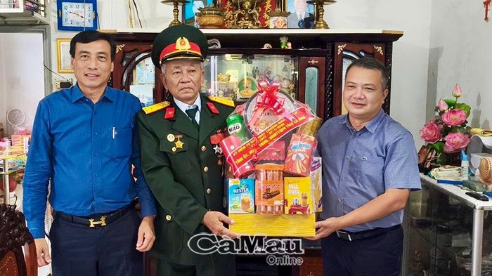 Đồng chí Lê Tuấn Hải tặng quà tri ân bệnh binh Trần Phước Chi, ấp Thị Trấn B.