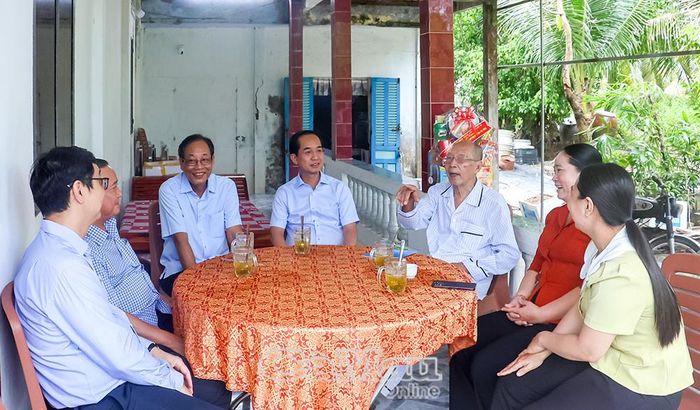 Ông Nguyễn Ngọc Hằng trò chuyện cùng đoàn công tác tỉnh.