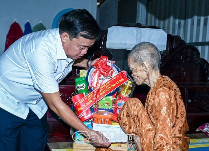 Phó Bí thư Thường trực Tỉnh ủy Huỳnh Quốc Việt thăm hỏi, tặng quà tri ân Mẹ Việt Nam anh hùng Nguyễn Thị Nuôi, khóm Hòa Trung.
