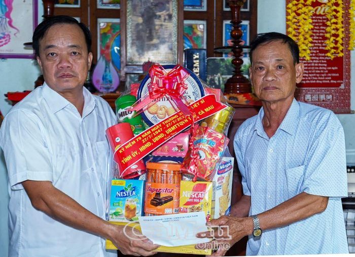 Phó Bí thư Thường trực Tỉnh ủy Huỳnh Quốc Việt trao quà của tỉnh tặng thương binh Trần Văn Thẳng, ấp Xóm Chùa 1.