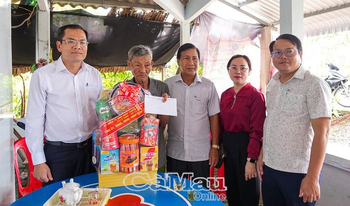  Đồng chí Ngô Vũ Thăng, Phó Chủ tịch UBND tỉnh tặng quà tri ân thương binh Nguyễn Văn Thành ( ấp Ngã Bát, xã Trần Phán).