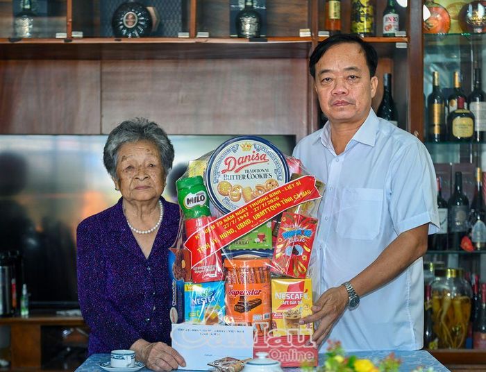 Đồng chí Huỳnh Quốc Việt, Phó Bí thư Thường trực Tỉnh ủy, thăm hỏi sức khỏe và tặng quà tri ân Mẹ Việt Nam anh hùng Nguyễn Kim Mai, Khóm 7.