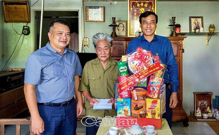 Đoàn thăm hỏi và trao quà của tỉnh đến bệnh binh Nguyễn Ngọc Thành, ấp Thị Trấn A1.