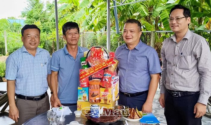 Đoàn thăm, tặng quà thương binh Phan Văn Cho, ấp Vĩnh Hội.