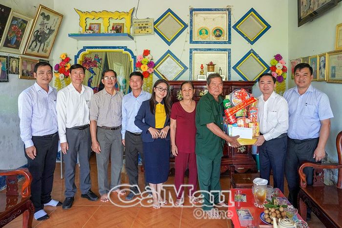 Đoàn thăm, tặng quà thương binh Trần Văn Bự, Ấp 5.