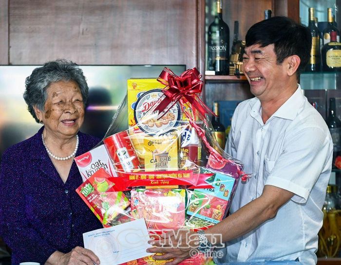 Thay mặt Đảng ủy, HĐND, UBND, Ủy ban MTTQ Việt Nam phường Hòa Thành, đồng chí Trần Văn Trung, Bí thư Đảng ủy, Chủ tịch HĐND phường, tặng quà tri ân Mẹ Việt Nam anh hùng Nguyễn Kim Mai.