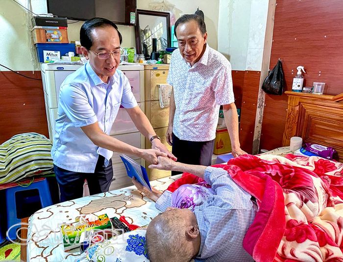 Đồng chí Hồ Thanh Thủy thăm hỏi sức khỏe ông Trần Văn Hải, ấp Tân Trung, người từng tham gia hoạt động kháng chiến bị địch bắt, tù đày.