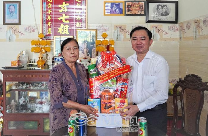  Đồng chí Phan Thanh Duy, Ủy viên Ban Thường vụ Tỉnh ủy, Trưởng ban Tổ chức Tỉnh ủy, tặng quà tri ân thương binh Đoàn Ngọc Ánh, Ấp 8.
