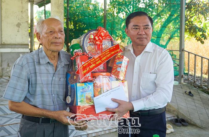 Trưởng ban Tổ chức Tỉnh ủy Phan Thanh Duy trao quà tri ân của tỉnh đến thương binh Võ Văn Chọn, Ấp 4.