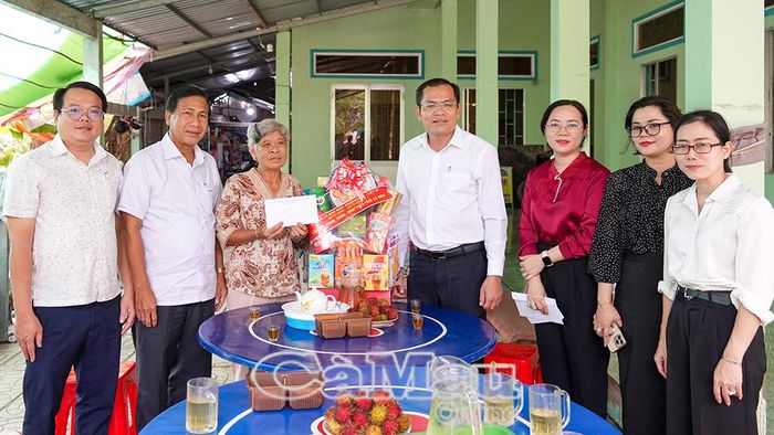 Phó Chủ tịch UBND tỉnh Ngô Vũ Thăng trao quà, ân cần hỏi thăm sức khỏe thương binh Nguyễn Thị Lệ Tiên (ấp Tân Phú, xã Trần Phán).