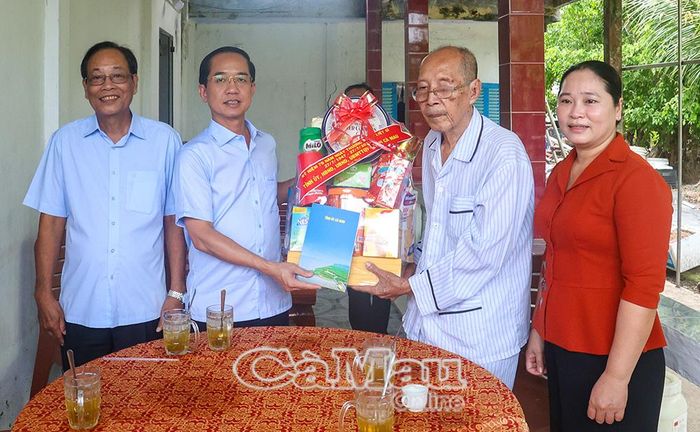 Đồng chí Hồ Thanh Thủy, Phó Bí thư Tỉnh ủy, Chủ tịch Ủy ban MTTQ Việt Nam tỉnh Cà Mau, trao quà của tỉnh tặng ông Nguyễn Ngọc Hằng, Ấp 6, người từng tham gia hoạt động kháng chiến bị địch bắt, tù đày.