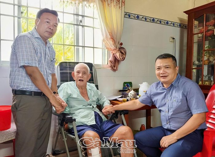 Chánh Văn phòng Tỉnh ủy Lê Tuấn Hải thăm hỏi, động viên tinh thần thương binh Trịnh Văn Thuận, ấp Vĩnh Tân.
