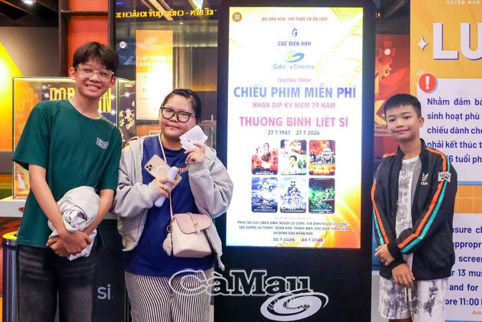Nhiều học sinh rủ bạn bè cùng xem các bộ phim lịch sử được chiếu miễn phí.