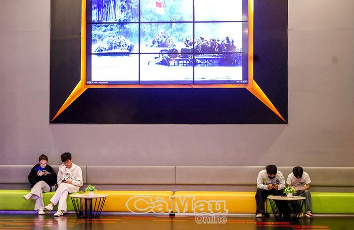 Trailer và thông tin các bộ phim lịch sử được trình chiếu trên màn hình tại rạp Galaxy Cà Mau, thu hút khán giả đến xem miễn phí.