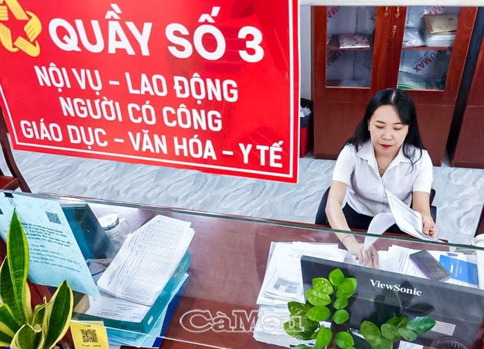 Cán bộ phụ trách lĩnh vực người có công xã Tân Lộc rà soát danh sách, đối chiếu thông tin để thực hiện chi trả trợ cấp thường xuyên.