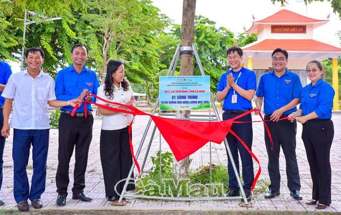  Bí thư Đảng ủy xã Thới Bình Trần Thị Kiều Yến (thứ ba từ trái sang) cùng đoàn công tác thực hiện nghi thức khánh thành công trình tuyến đường đèn năng lượng mặt trời.