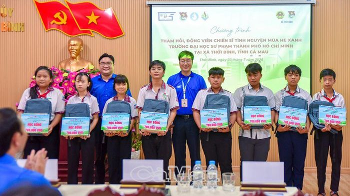 Lãnh đạo Thành đoàn Thành phố Hồ Chí Minh và Trường Đại học Sư phạm Thành phố Hồ Chí Minh trao 20 suất học bổng cho học sinh có hoàn cảnh khó khăn tại xã Thới Bình.