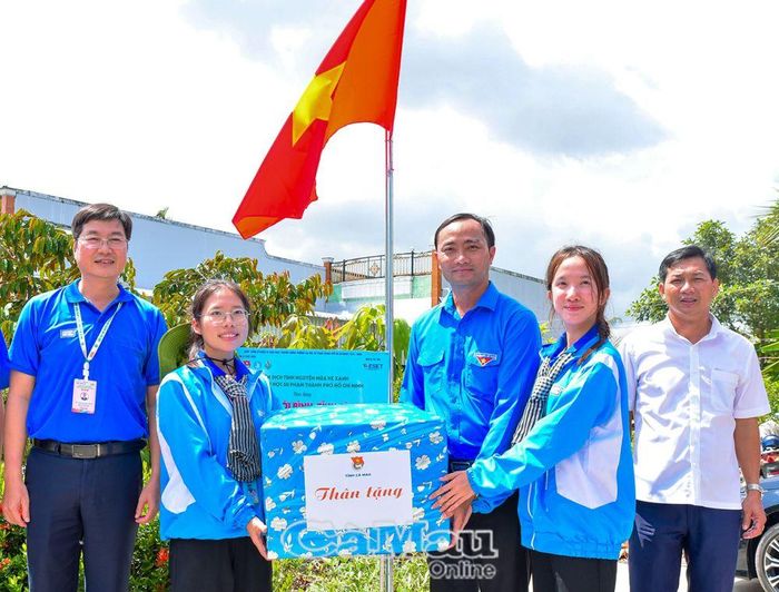 Bí thư Tỉnh đoàn Cà Mau Phạm Tuấn Tài trao phần quà hỗ trợ cho sinh viên tình nguyện.