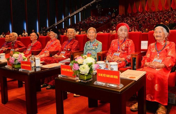 Hội nghị quy tụ 310 đại biểu người có công và thân nhân liệt sĩ từ 34 tỉnh, thành. Ảnh BTC