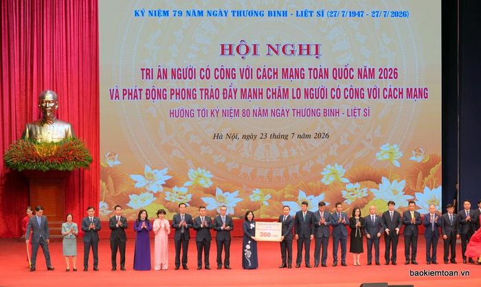 Các tổ chức, ngân hàng đóng góp hàng trăm tỷ đồng thông qua Ủy ban Trung ương Mặt trận Tổ quốc Việt Nam. Ảnh: Hoàng Dũng