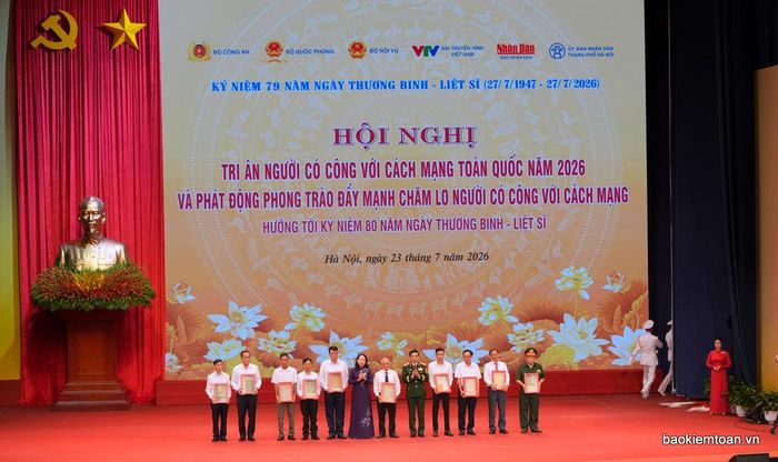 Chương trình trao trả kỷ vật cho thân nhân các anh hùng liệt sĩ Ảnh: Hoàng Dũng