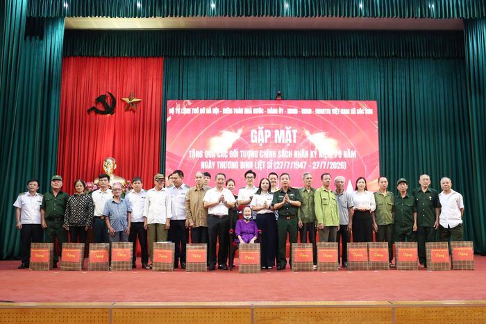 Đại diện KTNN chuyên ngành Ia, Bộ Tư lệnh Thủ đô Hà Nội và Lãnh đạo địa phương chụp ảnh lưu niệm cùng các gia đình chính sách, người có công với cách mạng tại xã Sóc Sơn, TP. Hà Nội. Ảnh: CTV