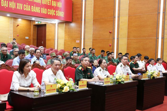 Các đại biểu cùng các gia đình chính sách, người có công với cách mạng tham dự Chương trình tri ân tại xã Sóc Sơn, TP. Hà Nội. Ảnh: CTV