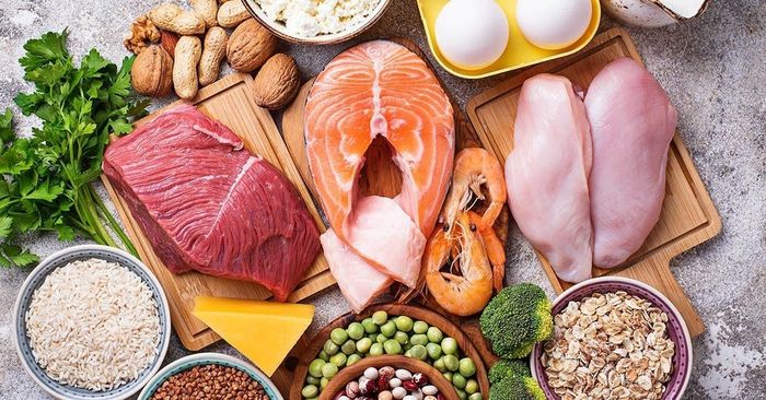 Thay vì tự ý sử dụng thực phẩm chức năng, nên ưu tiên bổ sung sắt và kẽm từ các thực phẩm như thịt đỏ nạc, hải sản, trứng, các loại đậu, hạt bí và ngũ cốc nguyên cám. Ảnh minh họa
