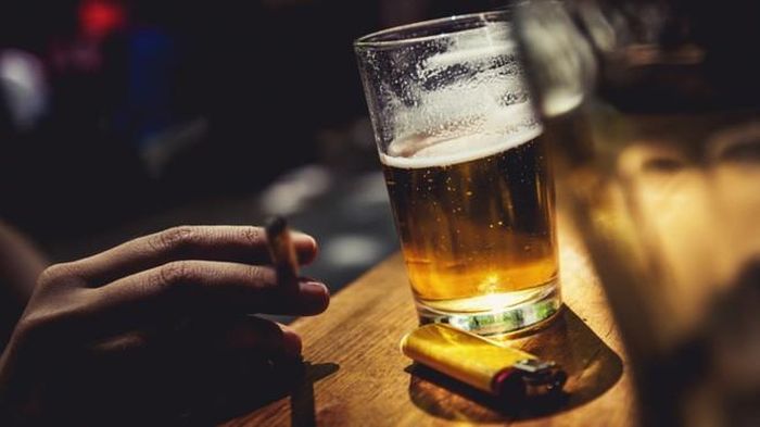 Chợt thấy uống bia "không còn ngon nữa", người đàn ông quyết định đi khám và nhận kết quả không ngờ. Ảnh minh họa