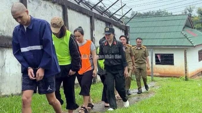 Lực lượng chức năng bắt giữ 40 đối tượng người Việt Nam. Ảnh: Cục An ninh mạng và phòng, chống tội phạm sử dụng công nghệ cao.