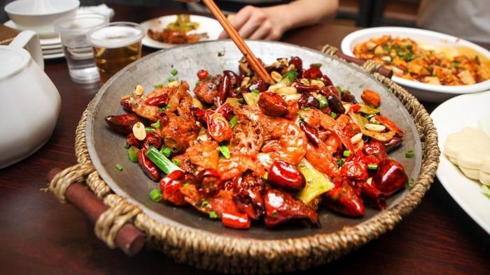 Món ăn cay kết hợp với nước chanh có thể làm tăng cảm giác nóng rát ở người dạ dày yếu. (Ảnh: Pinterest)