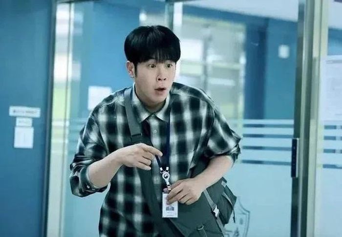 Pyo Ji Hoon gặp tai nạn khi đang đi bộ. Ảnh phim "Teach You a Lesson"