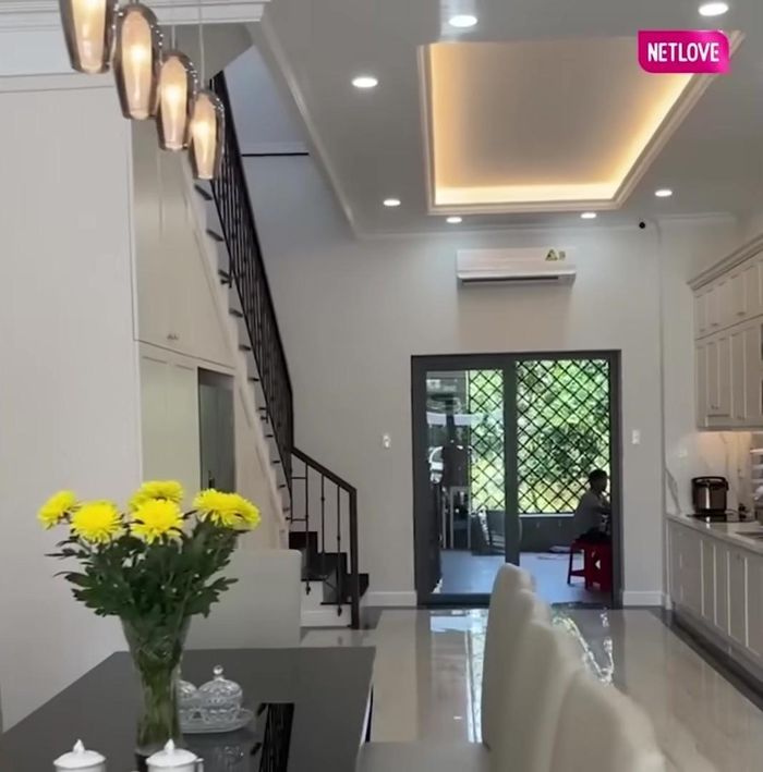 Không gian tầng một gồm phòng khách, bàn ăn và bếp. Ảnh chụp màn hình