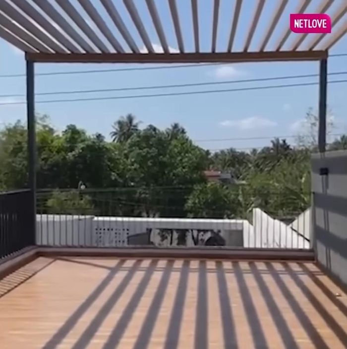Sân thượng nhìn ra không gian rộng rãi, thoáng mát. Ảnh chụp màn hình