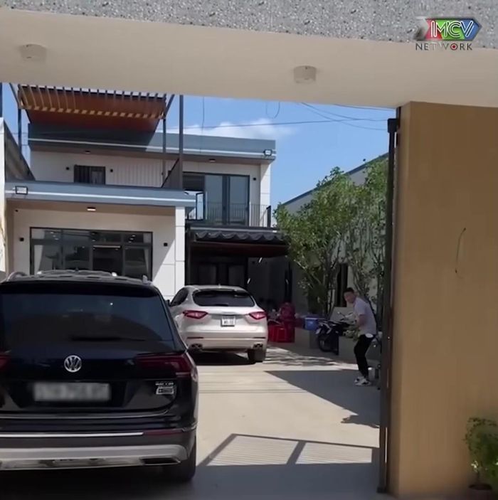 Bên ngoài ngôi nhà có sân vườn rộng rãi. Ảnh chụp màn hình