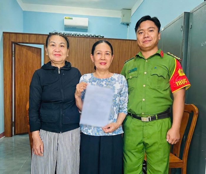 Công an xã Thăng An hỗ trợ chị Thúy nhận lại 270 triệu đồng chuyển nhầm.