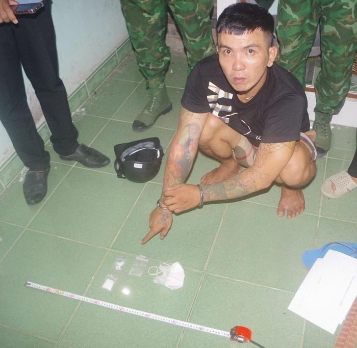Đối tượng N.Đ.T. cùng tang vật tại thời điểm bị bắt quả tang. Ảnh: CA.