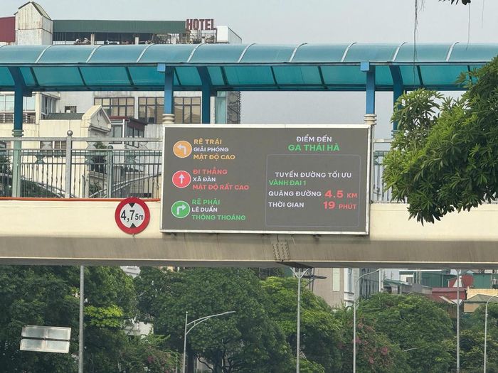 Các thông tin bao gồm chỉ dẫn hướng đi, mật độ giao thông, khoảng cách tuyến đường. (Ảnh Phòng CSGT Hà Nội).