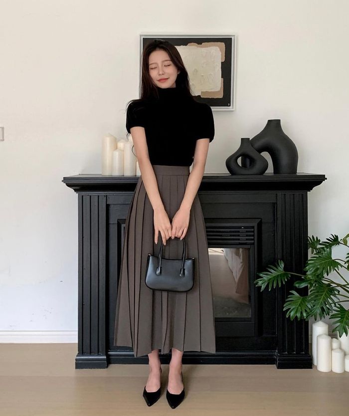 Nếu muốn thay đổi phong cách mềm mại hơn, hãy thử kết hợp áo thun với chân váy dài