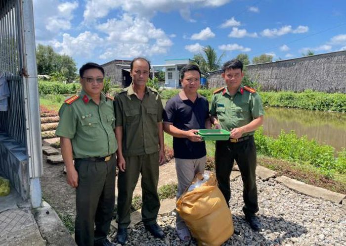 Công an xã Định Thành hỗ trợ tôm, cua giống cho người dân. Ảnh: Hồng Ngọc.
