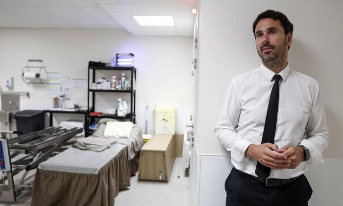 Giám đốc nhà tang lễ - ông Gautier Caton tại trụ sở chính của công ty ông ở Orleans - Ảnh: Reuters