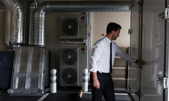 Giám đốc nhà tang lễ - ông Gautier Caton tại nhà xác, nơi có kho lạnh chứa thi thể - Ảnh: Reuters