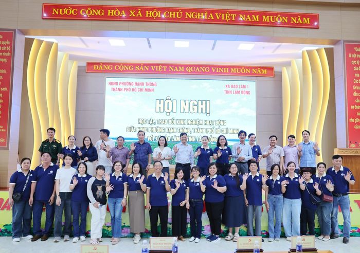 Đại biểu chụp ảnh lưu niệm 