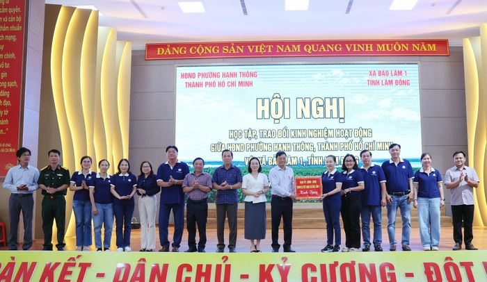 Xã Bảo Lâm 1 trao tặng quà đến với đoàn công tác phường Hạnh Thông