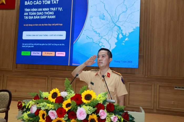 Đại tá Huỳnh Trung Phong, Trưởng Phòng Cảnh sát giao thông, CATP báo cáo tóm tắt tình hình ANTT, ATGT trên địa bàn giáp ranh của TPHCM - Ảnh: Sơn Khải