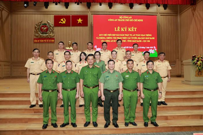 Đại biểu chụp ảnh lưu niệm - Ảnh: Sơn Khải