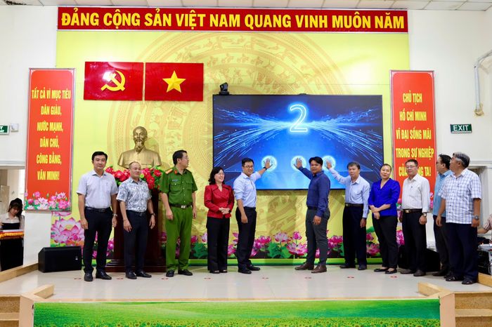 Các đơn vị thực hiện nghi thức chạm tay vào màn hình, cam kết cùng chung tay xây dựng phường không ma túy