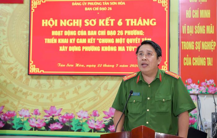 Thượng tá Trần Trung Hiếu, Trưởng CAP.Tân Sơn Hòa thông tin kết quar 6 tháng thực hiện Nghị quyết 02 của Thành ủy
